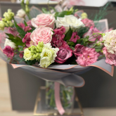 Buchet “Elegance” cu trandafiri și lisianthus